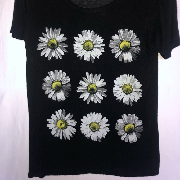 Daisy tee 🌼 - Picture 1 of 2